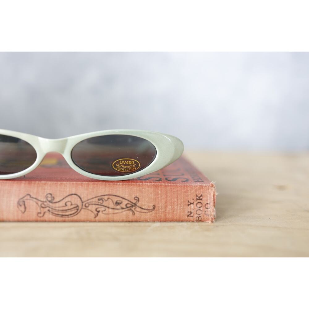 Vintage 2000s Y2K Slim Sunglasses New old Stock Cateye rockabilly Bratz Coquette - Picture 3 of 8
